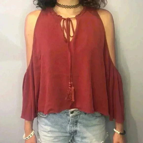 🌸3/$30🌸GUESS | Mauve bohemian cold shoulder top - Picture 2 of 10